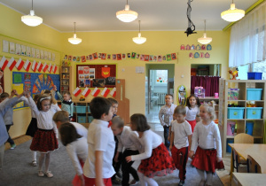 Dzieci z grupy V tańczą Poloneza. Ujęcie 3